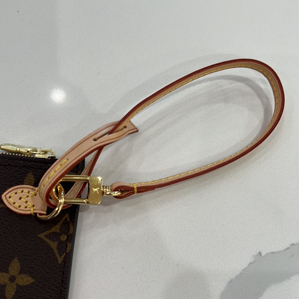 Louis Vuitton Neverfull wristlet - Picture 2 of 8